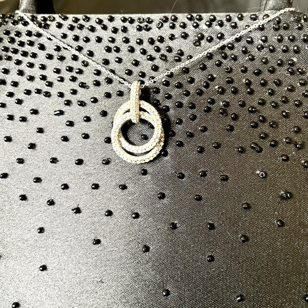 💋 Swarovski Interlocking Pave Double Ring Necklace. Absolutely stunning.